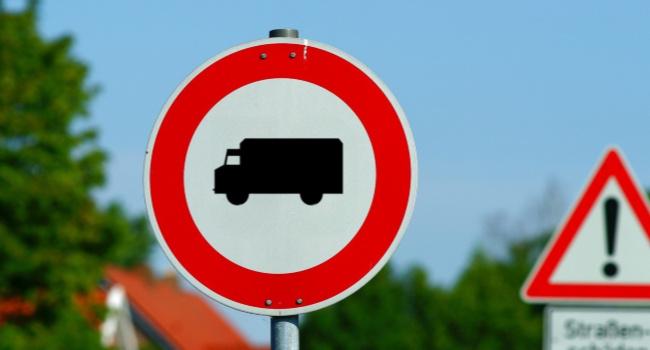 Październikowy przegląd zakazów i ograniczeń dla kierowców ciężarówek