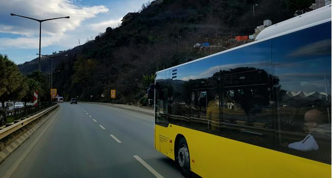 Od roku trwają analizy obniżki VAT na transport. Resort finansów komentuje