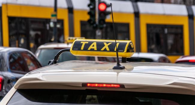 Związkowcy: taksówki na aplikacje zagrożeniem na drogach