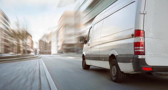 Pomysły na „busy” bez tachografów: Trafic do 2,49 tony lub Piaggio z kabiną sypialną