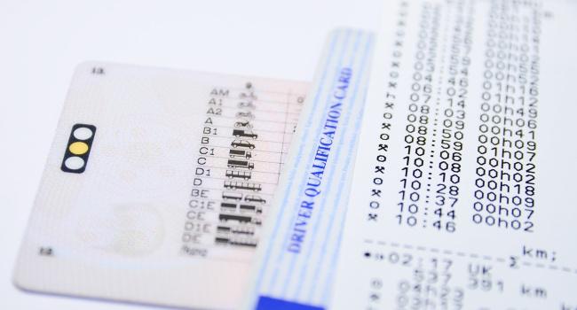 Zdalne kontrole tachografów już we Francji – niebieskie anteny z kamerami