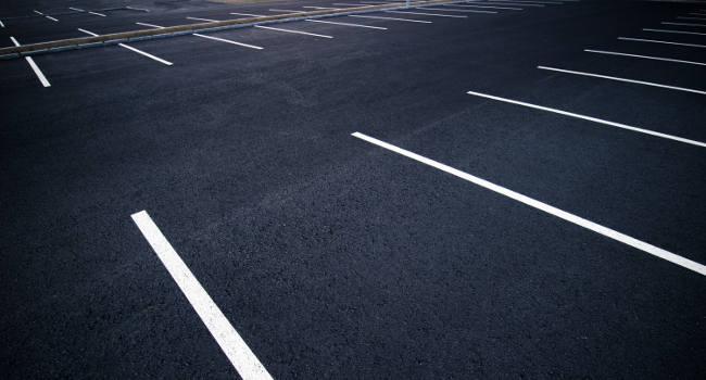 Cały parking z pociętymi plandekami – przestępcy z nożami przy E42 w Belgii
